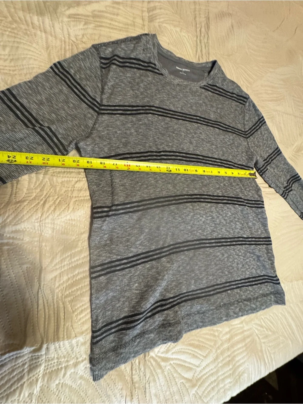 Banana Republic size Large men’s Thin Sweater Gray & Black Horizontal Stripes